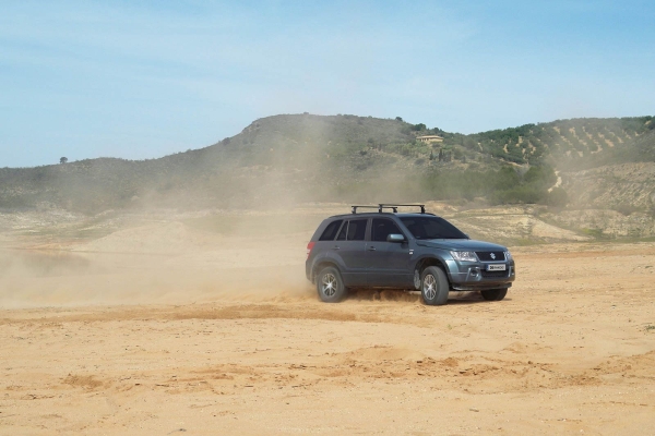 Belki dachowe Suzuki Grand Vitara II 3 i 5d ( 05-15 ) Z relingami zintegrowanymi FIRRAK X125