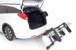 Odchylana platforma na hak do transportu nart lub snowboardów 